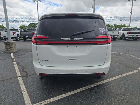 Used 2022 Chrysler Pacifica Touring-L FWD image 5