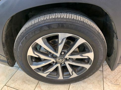 Used 2022 Toyota Corolla Cross XLE w/ Convenience Package image 11