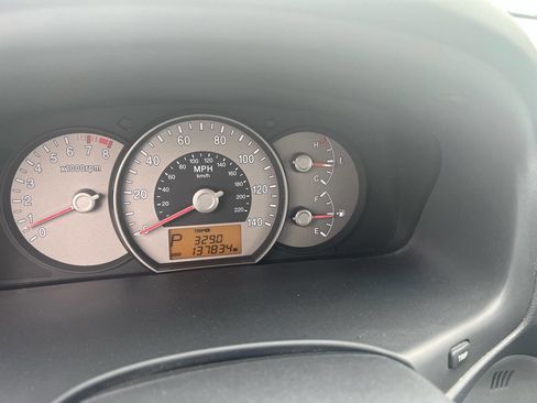 Used 2007 Kia Rondo LX image 9