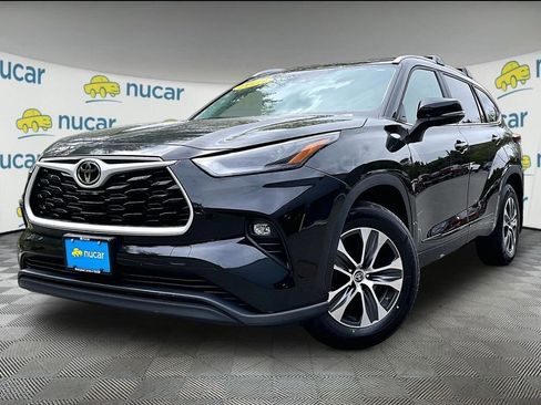 Used 2023 Toyota Highlander XLE AWD/4WD image 3