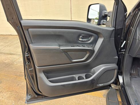 Used 2023 Nissan Titan PRO-4X AWD/4WD image 38