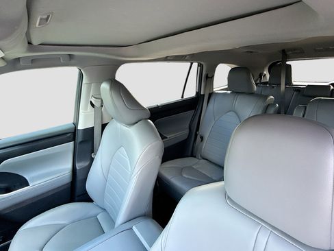 Used 2024 Toyota Highlander XLE AWD/4WD image 25