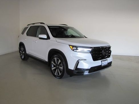 Certified 2025 Honda Pilot Touring image 3