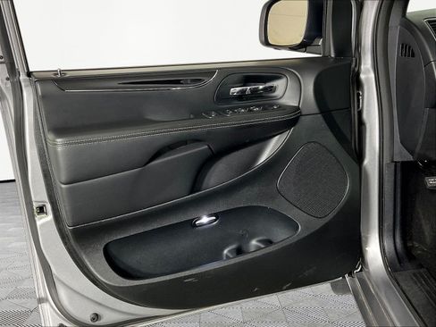 Used 2014 Chrysler Town & Country S FWD image 20
