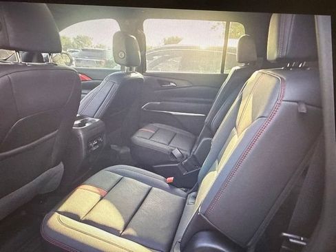 Used 2024 Chevrolet Traverse RS FWD image 12