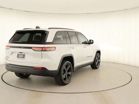 Used 2023 Jeep Grand Cherokee Altitude AWD/4WD image 6