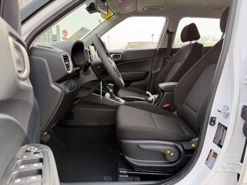 Certified 2025 Hyundai Venue SE image 7