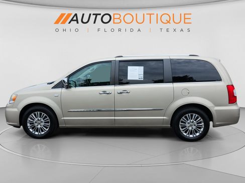 Used 2014 Chrysler Town & Country Touring-L FWD image 2