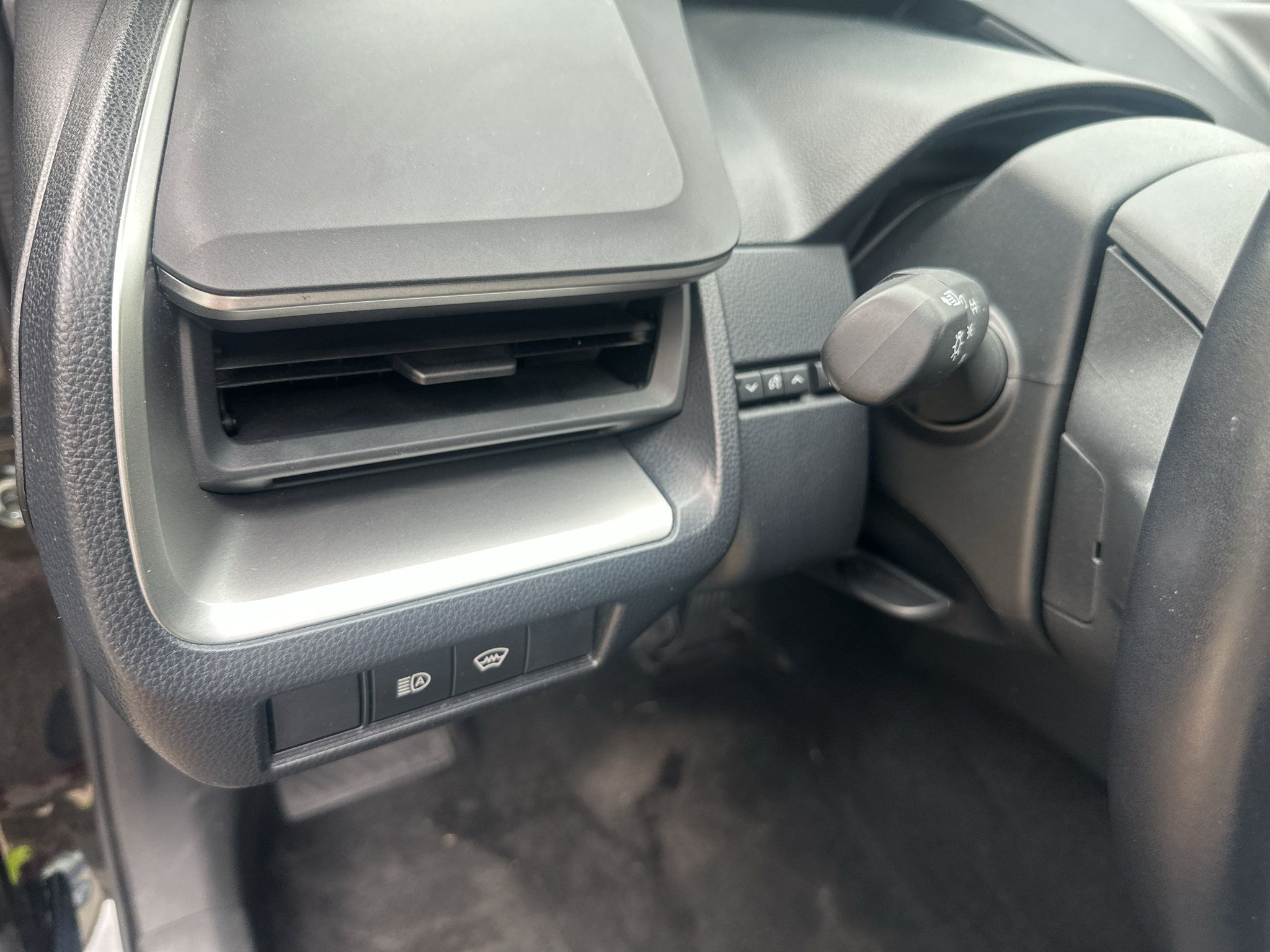 Used 2025 Toyota Prius LE FWD image 19