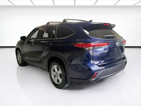 Used 2022 Toyota Highlander LE FWD image 6