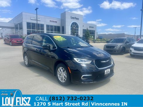 Used 2024 Chrysler Pacifica Touring-L FWD image 1