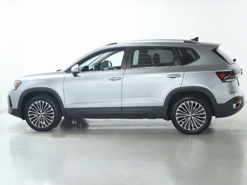 Used 2025 Volkswagen Taos SE image 39