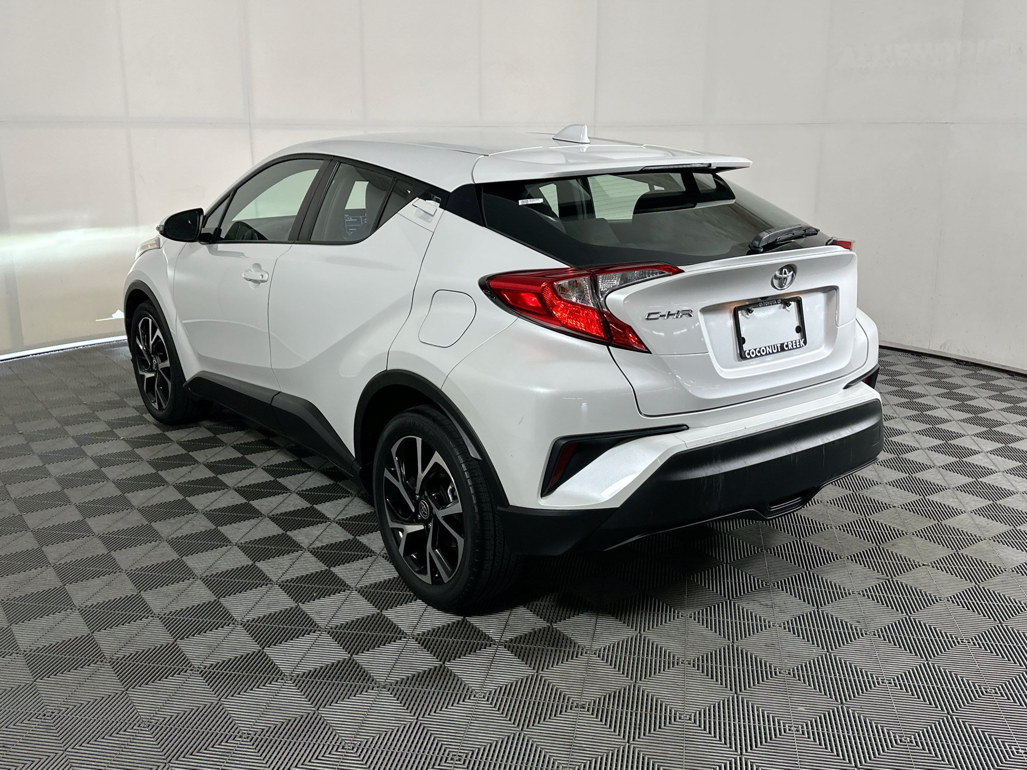 Used 2022 Toyota C-HR XLE FWD image 5