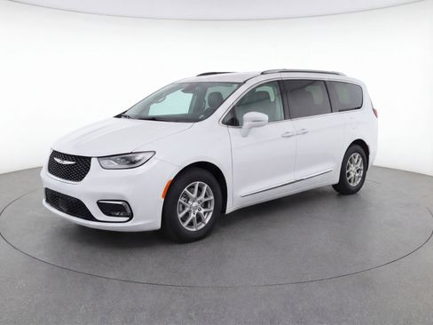 Used 2024 Chrysler Pacifica Touring-L image 3