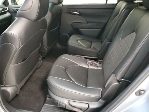 Used 2023 Toyota Highlander XLE FWD image 20