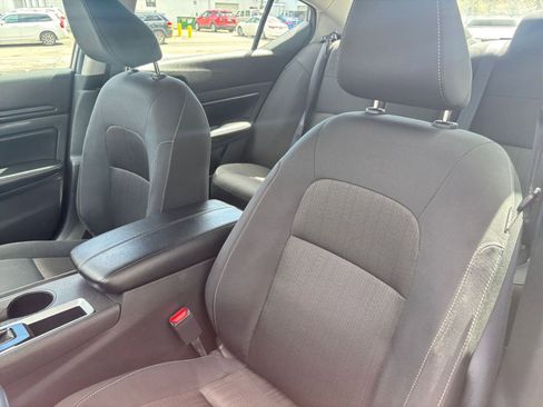 Used 2025 Nissan Altima 2.5 SV FWD image 35