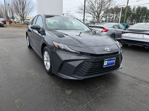 Used 2025 Toyota Camry LE image 9