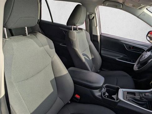 Used 2021 Toyota RAV4 LE image 18