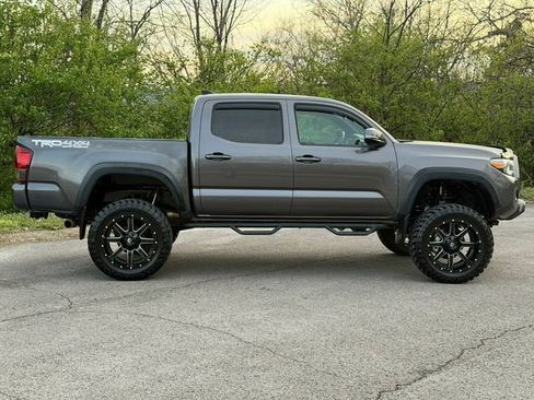 Used 2018 Toyota Tacoma TRD Off-Road w/ Technology Package image 8