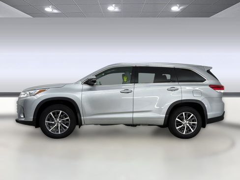 Used 2017 Toyota Highlander XLE AWD/4WD image 2