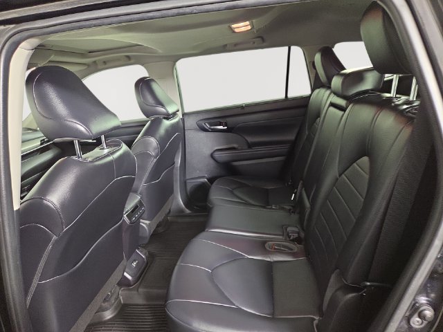 Used 2022 Toyota Highlander XLE AWD/4WD image 15