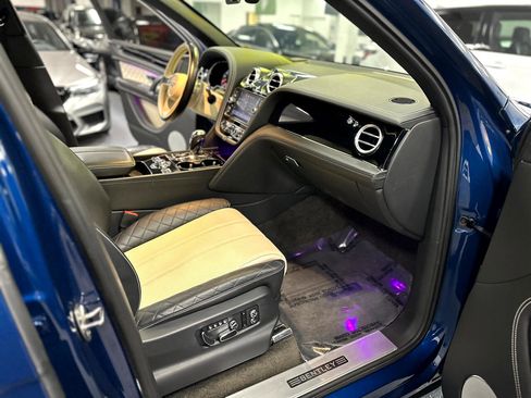 Used 2018 Bentley Bentayga image 35