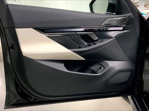 Used 2024 BMW i5 eDrive40i w/ Premium Package RWD image 10