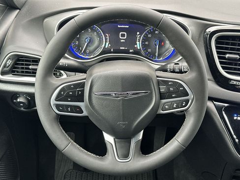 Used 2025 Chrysler Pacifica Select FWD image 19