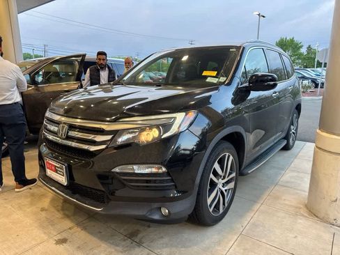 Used 2017 Honda Pilot Touring image 1