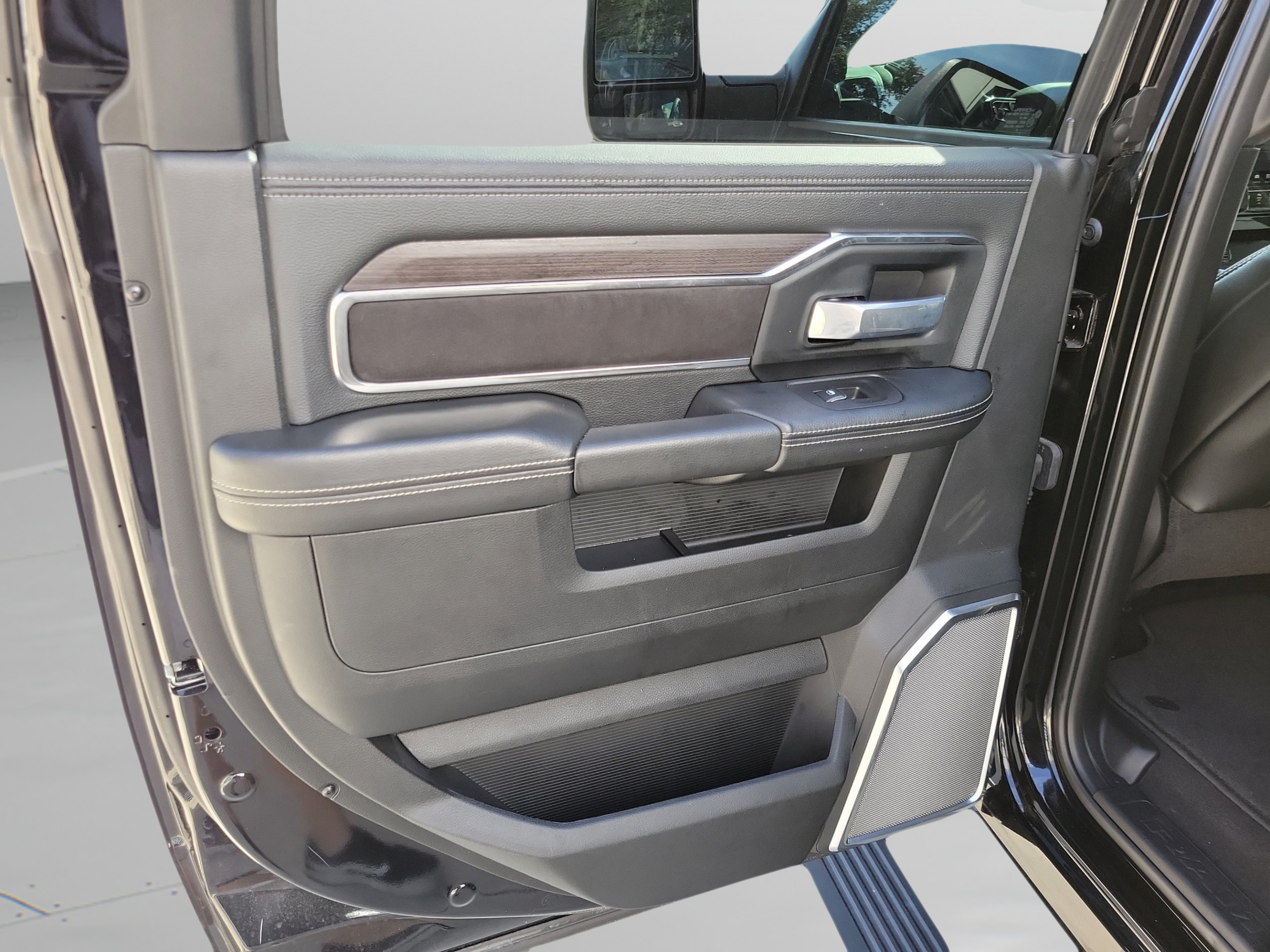 Used 2025 RAM 2500 Laramie AWD/4WD image 29