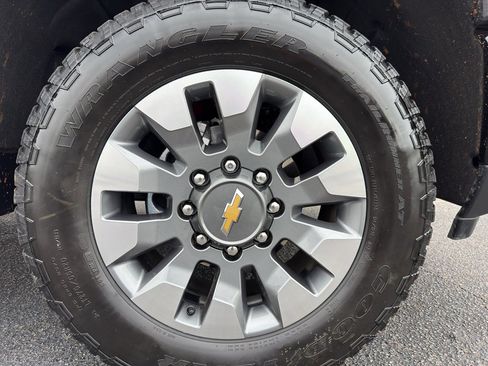 Used 2025 Chevrolet Silverado 2500 Custom w/ Custom Value Package image 14