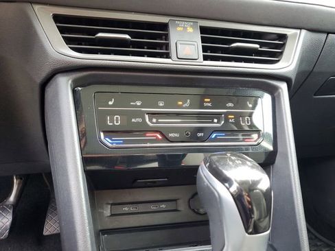 Used 2025 Volkswagen Taos SE FWD image 21