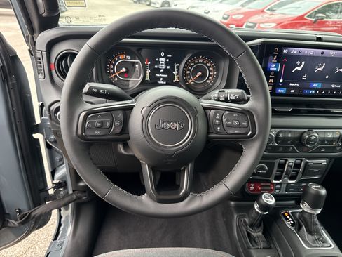 Used 2026 Jeep Wrangler Unlimited Rubicon AWD/4WD image 23