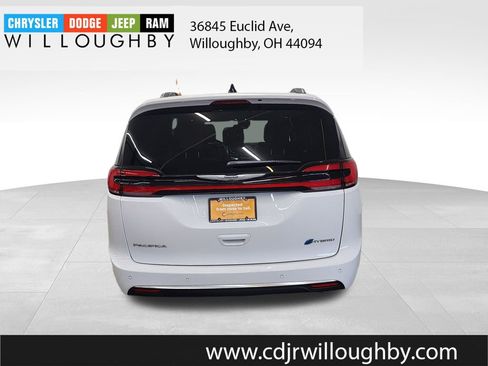 Used 2025 Chrysler Pacifica Pinnacle image 7