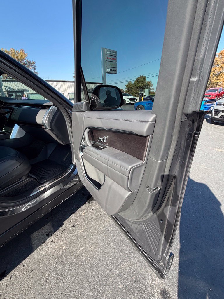 Used 2025 Land Rover Range Rover Long Wheelbase SE AWD/4WD image 13