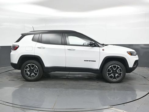 Used 2025 Jeep Compass Trailhawk AWD/4WD image 3