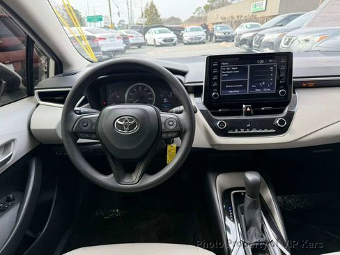 Used 2020 Toyota Corolla LE image 12