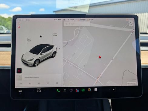 Used 2022 Tesla Model Y Long Range AWD/4WD image 26