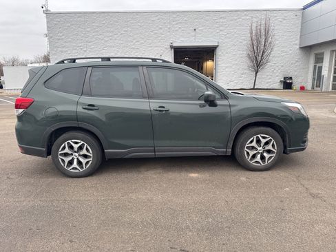 Used 2023 Subaru Forester Premium image 5