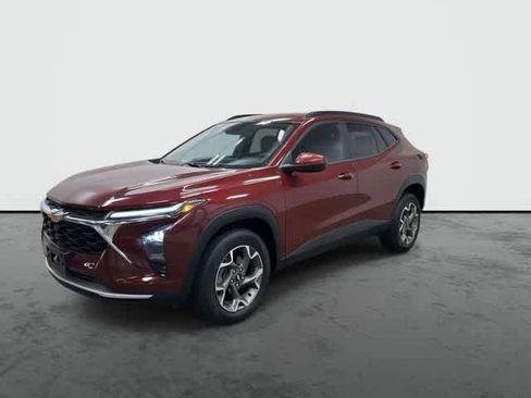 Used 2025 Chevrolet Trax LT FWD image 8