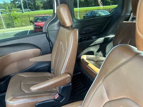 Used 2017 Chrysler Pacifica Limited FWD image 19