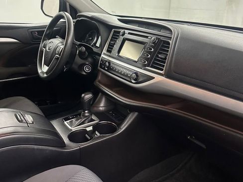 Used 2016 Toyota Highlander LE FWD image 40