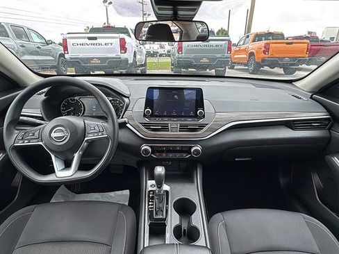Used 2025 Nissan Altima 2.5 SV FWD image 19