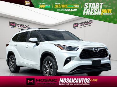 Used 2023 Toyota Highlander XLE AWD/4WD image 1