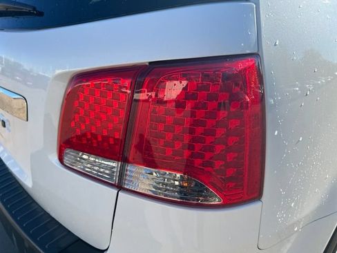 Used 2013 Kia Sorento LX w/ Convenience Pkg AWD/4WD image 12