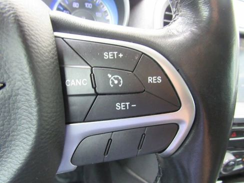 Used 2015 Chrysler 300 Limited image 46