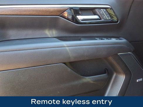 Used 2025 Chevrolet Suburban High Country image 17