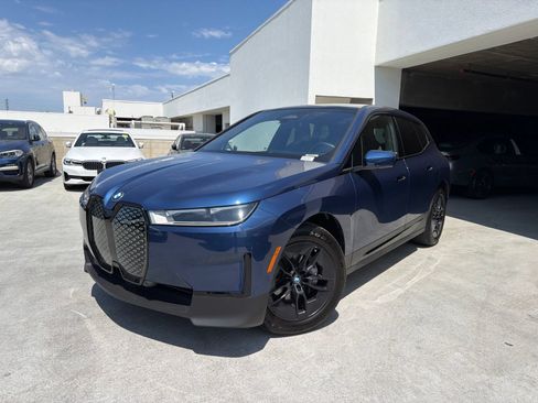 Used 2024 BMW iX xDrive50 AWD/4WD image 3