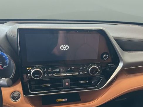 Used 2025 Toyota Highlander Platinum AWD/4WD image 11