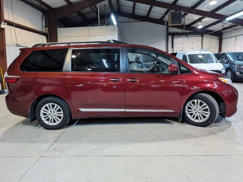 Used 2017 Toyota Sienna XLE Premium image 12